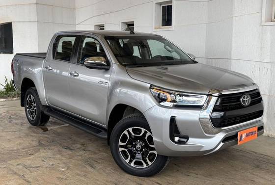 TOYOTA HILUX 2.8 D-4D TURBO DIESEL CD SRX 4X4 AUTOMÁTICO